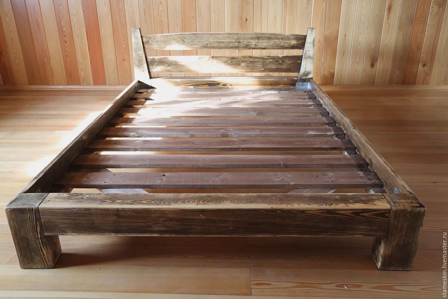 Самодельная кровать из дерева. Кровать из бруса. Кровать из досок. Самодельная деревянная кровать. Деревянная кровать из бруса.