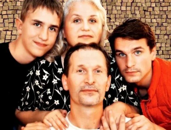 Отец 7 б. Фёдор добро нравов с сыновтями. Фёдор Добронравов с сыновыями. Фёдор Дрбронравов с сыновьями. Фёдор Добронравов с сыновьями.