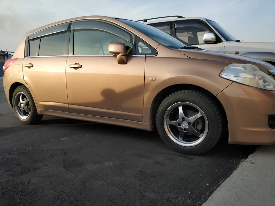 Nissan tiida c11 2008 литье. Nissan tiida на 17 дисках. Диски c11 nissan tiida. Какие колеса на ниссан тиида. Ниссан тиида на 16 дисках.