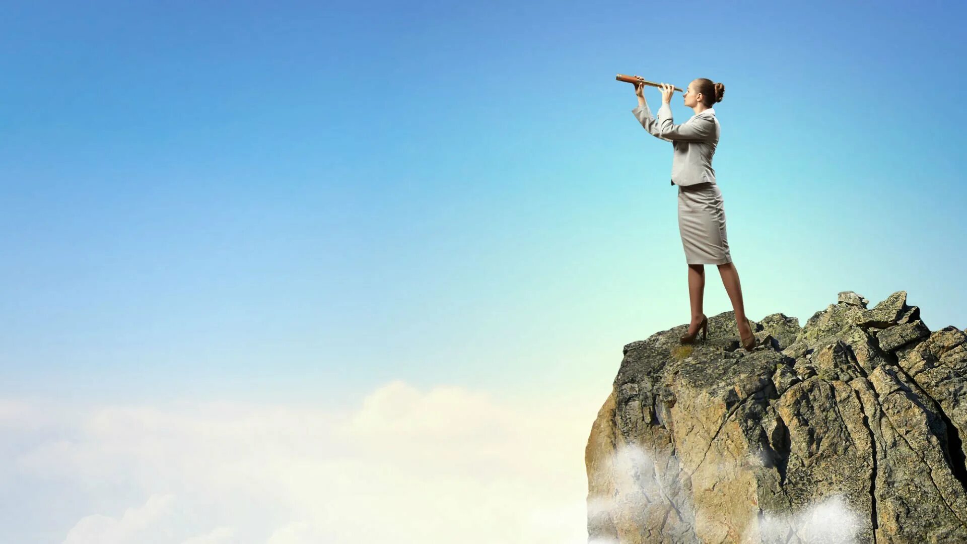 Look at your future. Look at your future. Бизнесмен на фоне города. Перспективы на будущее. Look at your future.