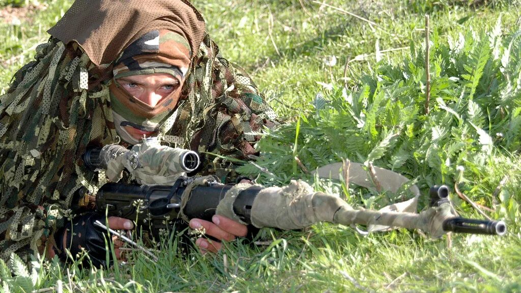 Русский снайпер. Девушка с винтовкой. Тренировка снайперов спецназа россии. Снайпер винтовка. Девушка военный снайпер.