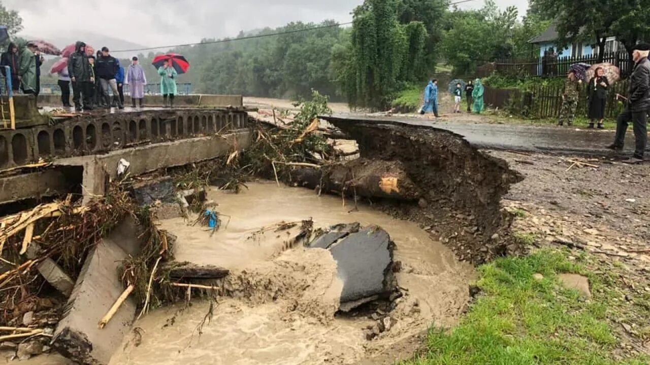 Что будет после наводнения. Западная Украина наводнение 2021. Стихийные бедствия наводнение. Катастрофические наводнения. Разрушенный мост.