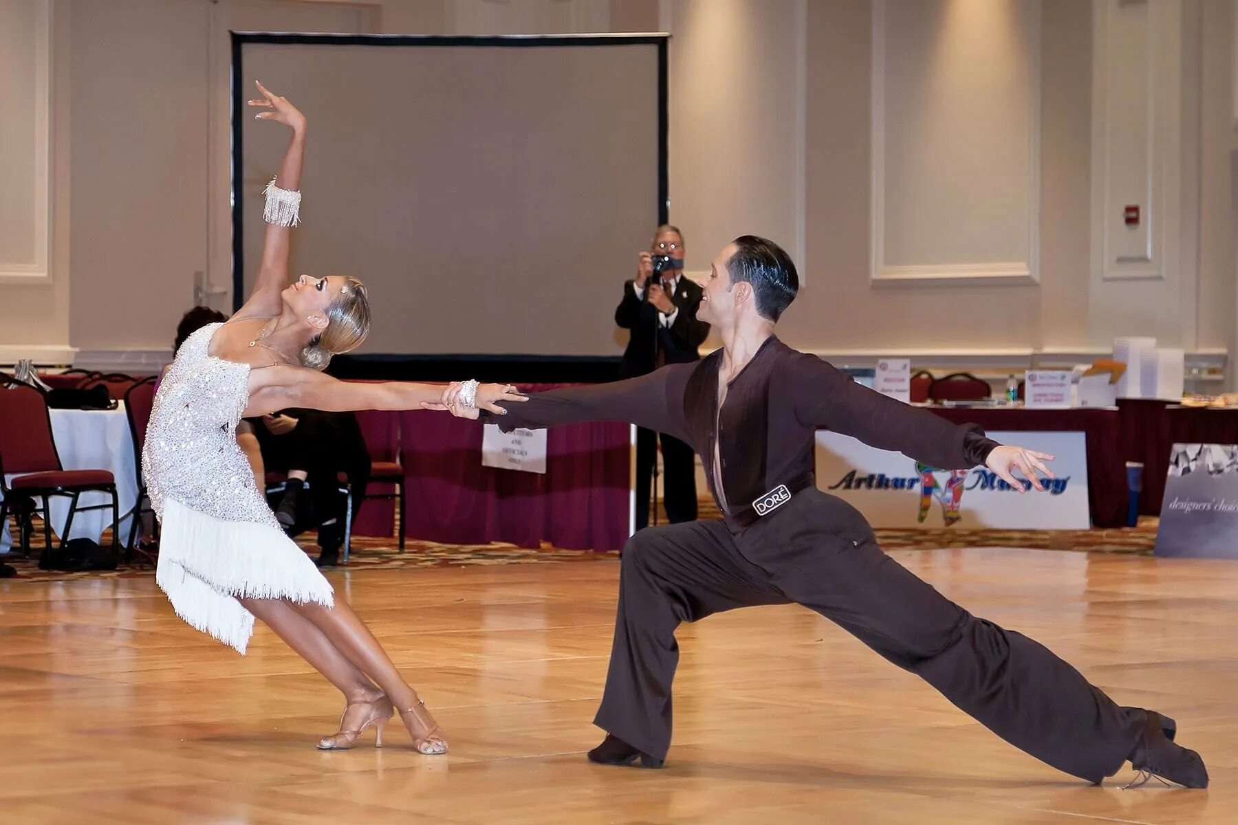 Ballroom перевод. Занятия по Бальным танцам. Уроки бальных танцев. Бальные танцы занятия. Бальные танцы гибкость.