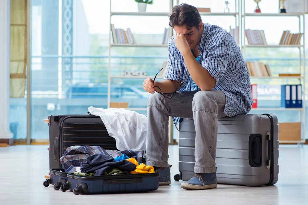 Девушка с чемоданом. Девушка с двумя чемоданами. Young man with Suitcases prepares for vacation. Young man with Suitcases preparing for Journey.