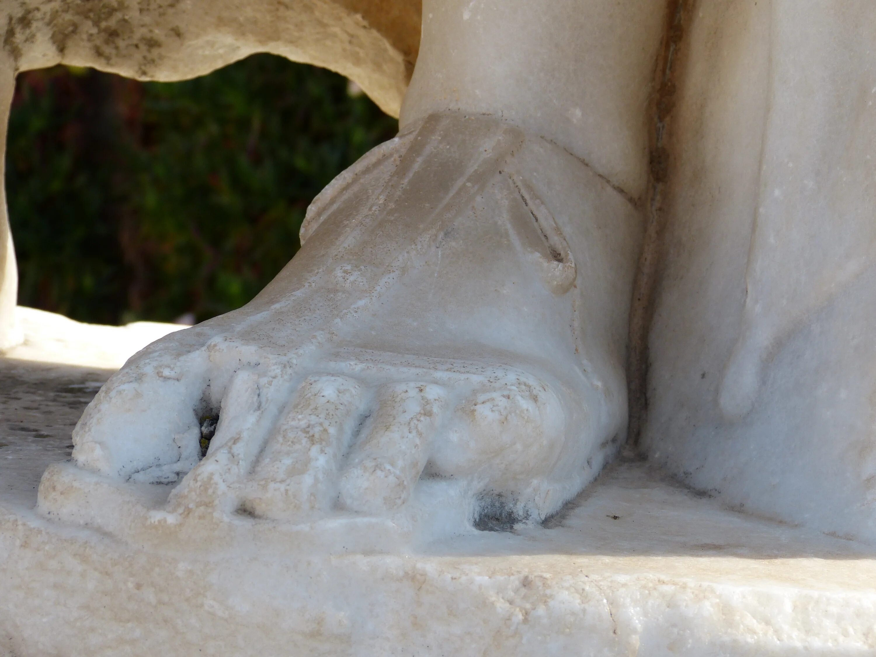 Нога статуя. Нога скульптура Искья. Античные скульптуры стопы. Статуя ступня. Каменная нога статуи.