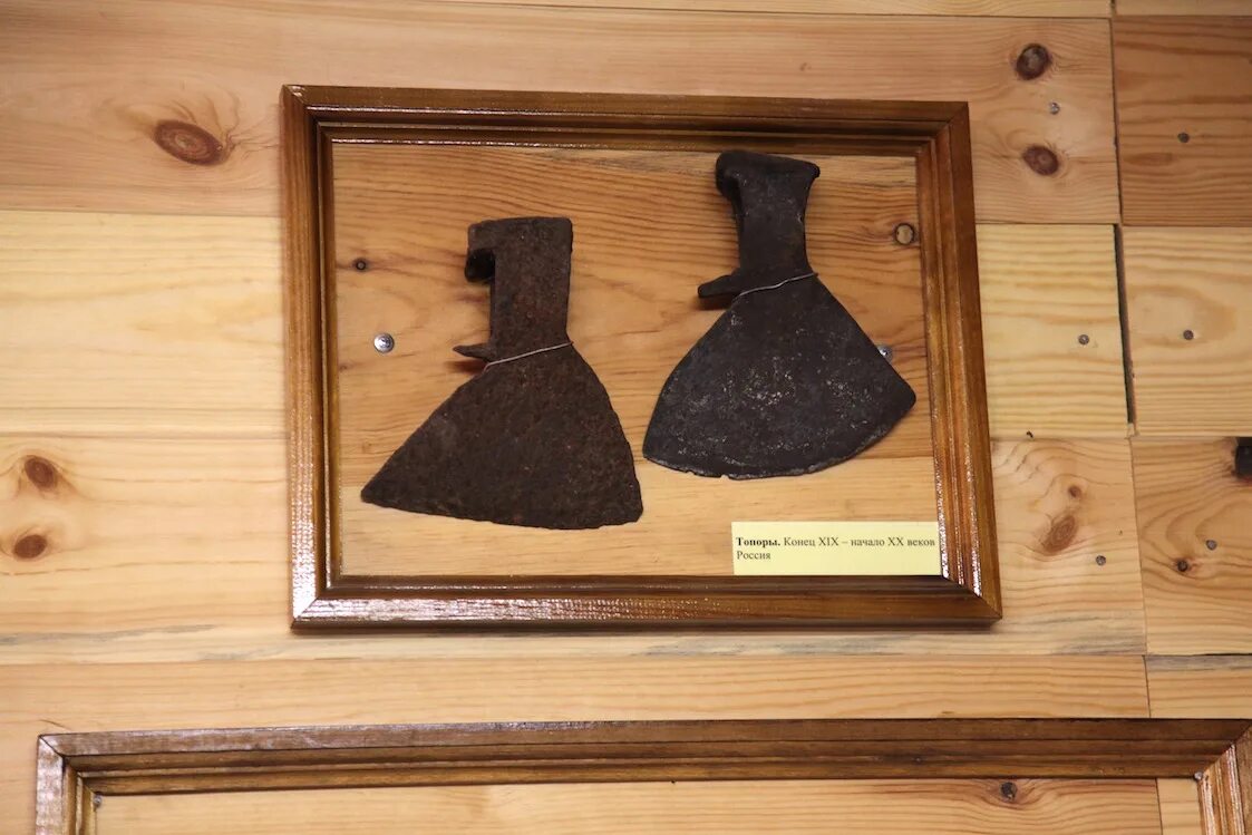 Топором окончание. Топор 20 века. Ствол с обрубленными сучьями. Ламбер тайкун 2 подарки картинки. Топор в машине.