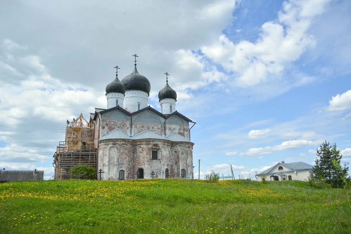 Новгородской областях россии. Клопский монастырь. Деревня Сельцы Новгородский район. Михайло Колпинский монастырь Новгородская область. Новгородский район достопримечательности.