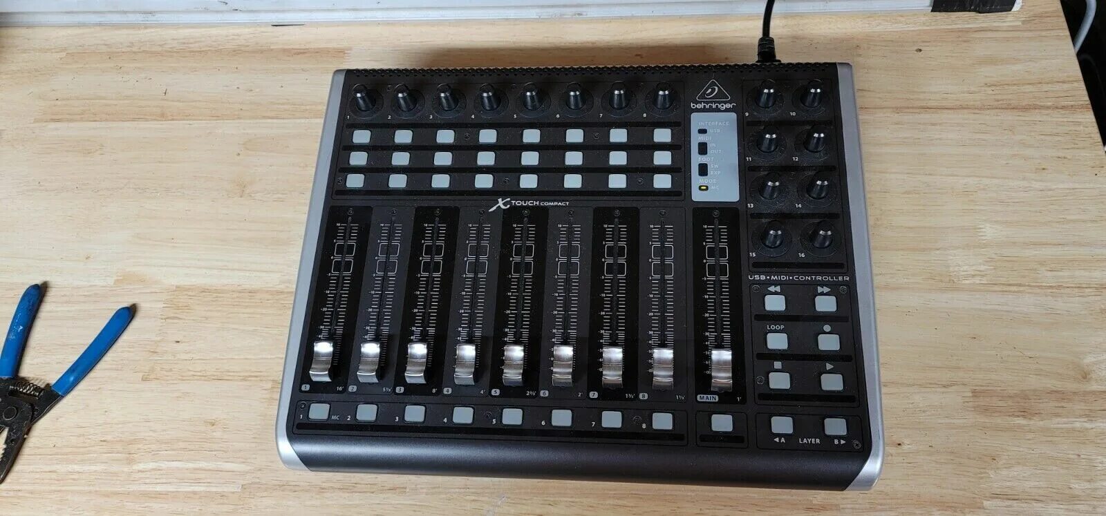 Behringer touch compact. Behringer touch compact
