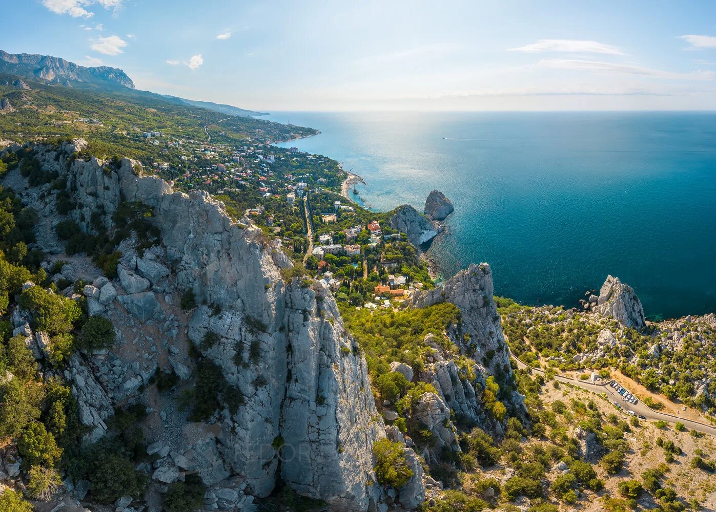 Юбк сайт. Скала Крым скала ЮБК. ЮБК Крым. Южный берег Крыма. Скалистые берега Крыма.