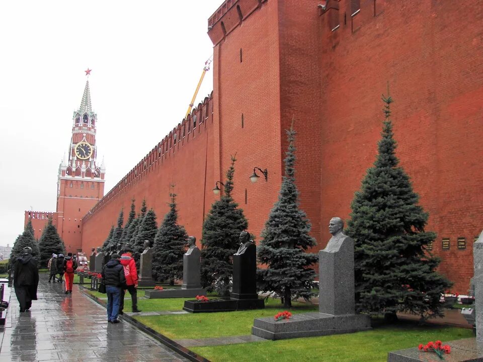 Некрополь у кремлёвской стены и мавзолей Ленина. Некрополь у кремлёвской стены, Москва, красная площадь. Ленин в Кремле в мавзолее. Мавзолей в.и Ленина на красной площади в Москве. Кремлевские ленин