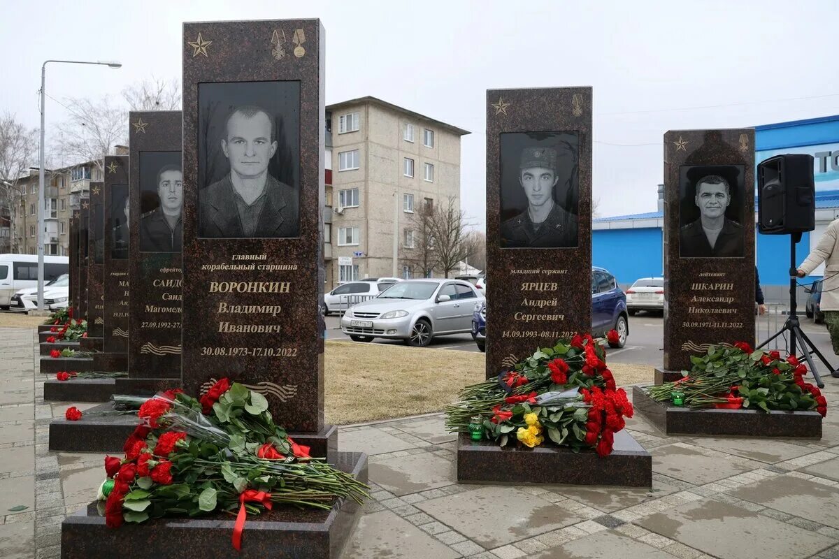 Белгород гибнет. Аллея славы Шебекино мемориальный комплекс. Сквер Айсберг Шебекино. Аллея славы сво в Шебекино. Мемориальные доски в Шебекино.