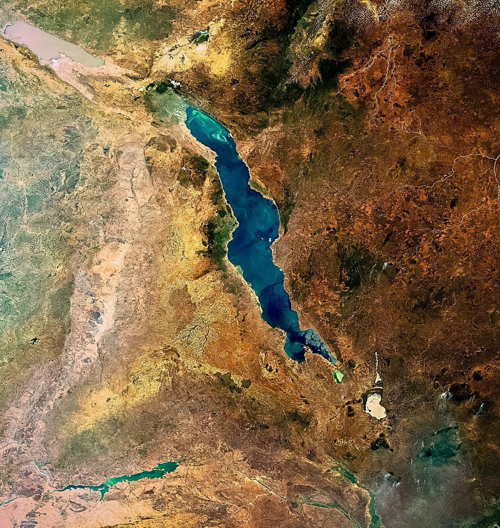 Длинное озеро африки. Озеро Ньяса Малави. Озеро Танганьика. Нуаза Малави озеро. Танганьика и Ньяса.