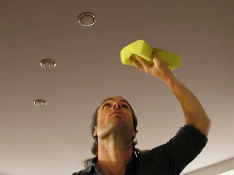 Помыть подвесной потолок. Швабра для мытья натяжных потолков. Мытье натяжных потолков. Моем потолок. Уборка натяжного потолка.