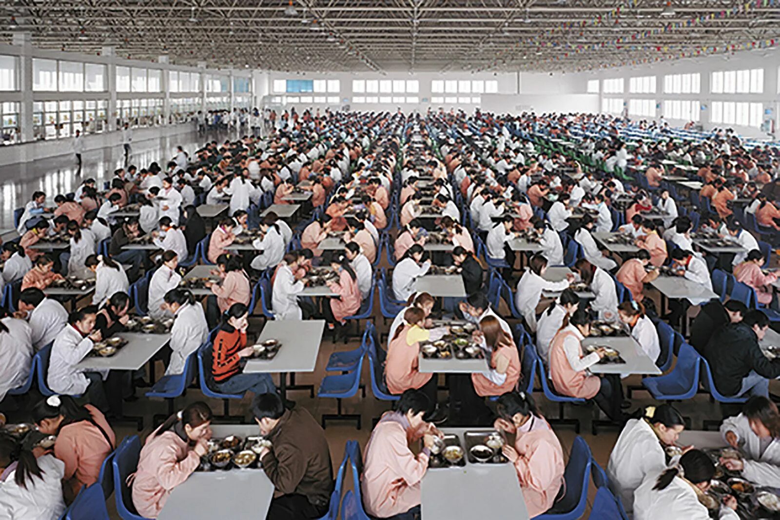 Сколько рабочих в китае. Китайское производство. Фабрика в Китае. Китайцы на заводе. Китайские рабочие.