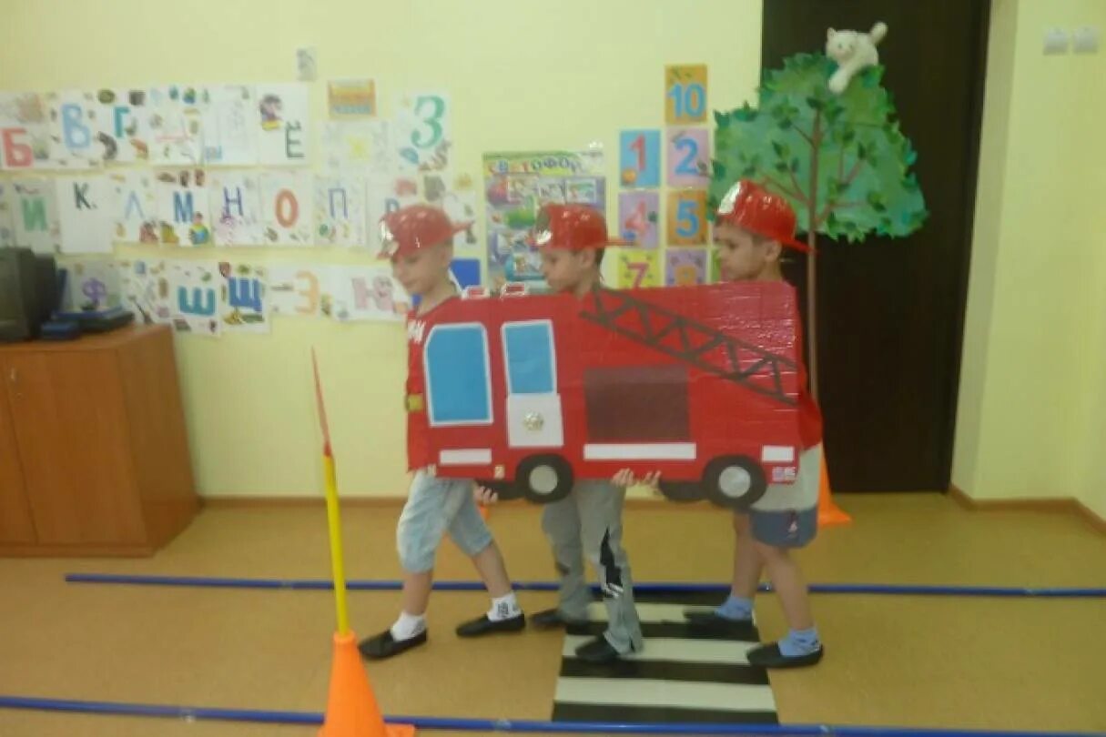 Сюжетные игры по безопасности. Пожарная машина в средней группе. Сюжетно Ролевая игра по пожарной безопасности. Атрибуты для игр по пожарной безопасности в детском саду. Сюжетно Ролевая игра пожарные.