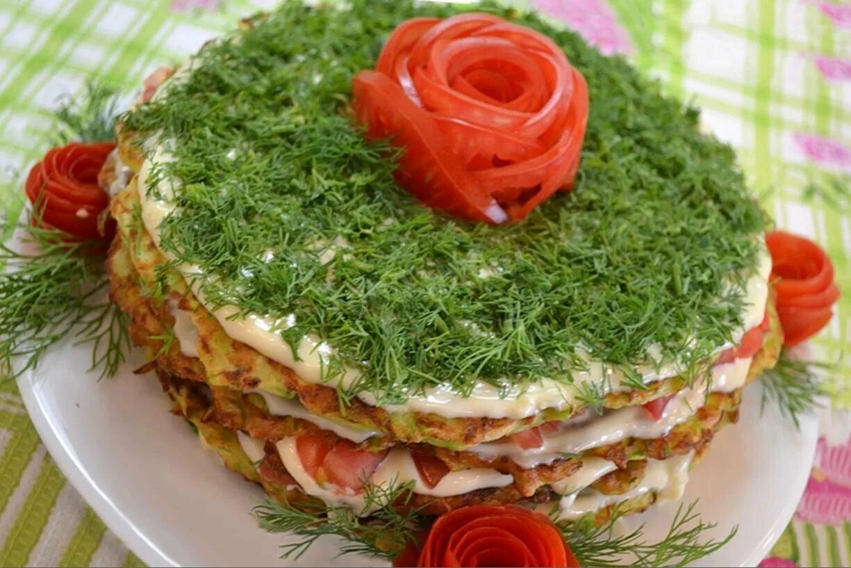 Торт из кабачков с чесноком и майонезом. Кабачковый торт. кабачковый закусочный торт. торт из кабачков. кабачковый торт с помидорой.