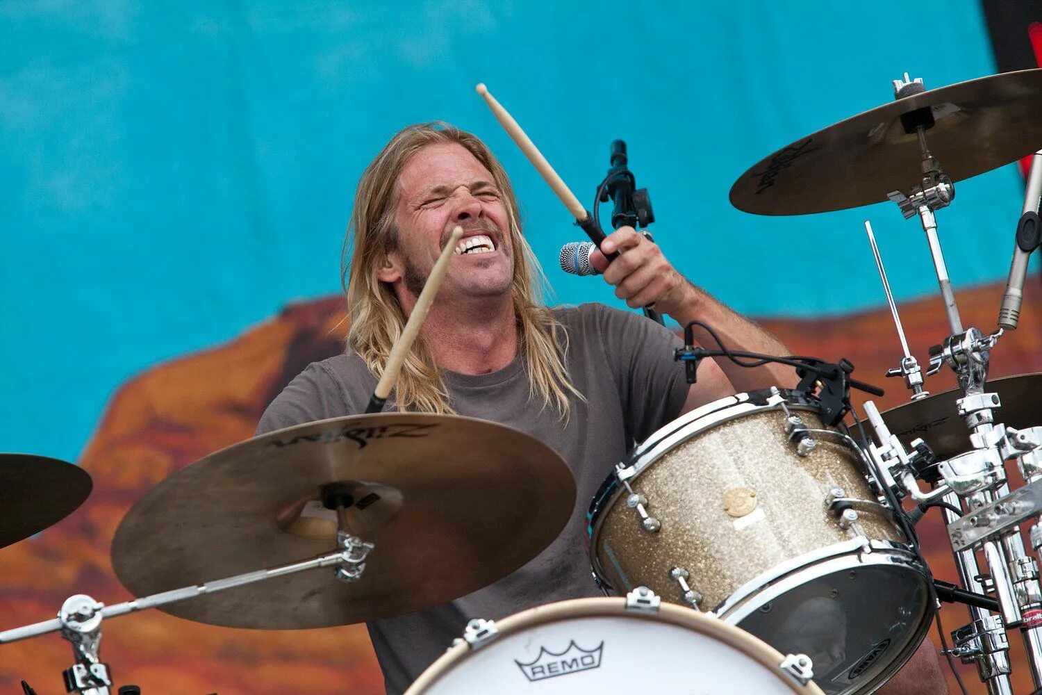Taylor hawkins. Тейлор барабанщик фу файтерс. тейлор хокинс. барабаны taylor hawkins. новый барабанщик foo fighters.