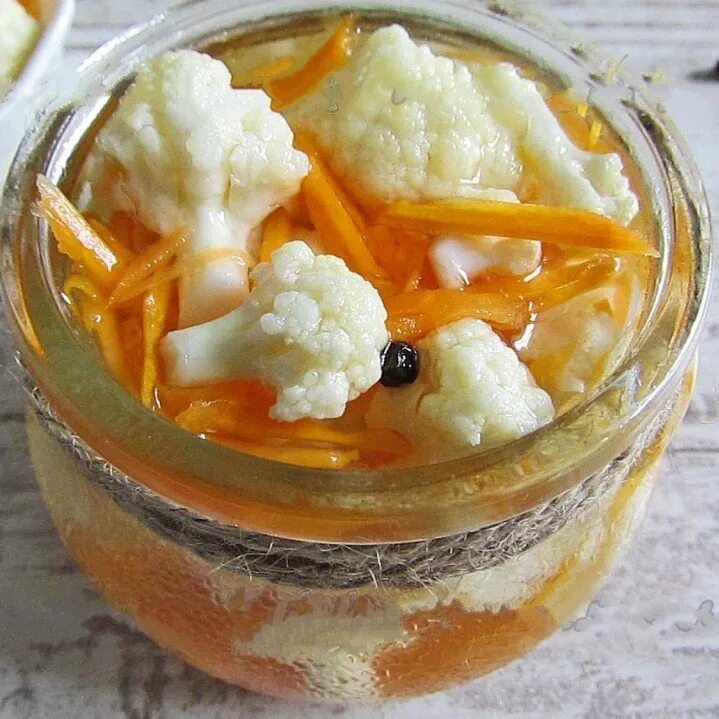 Капуста и морковь на зиму рецепты. Маринованная цветная капуста. цветная капуста соленая. цветная капуста на зму. цветная капуста в маринаде.