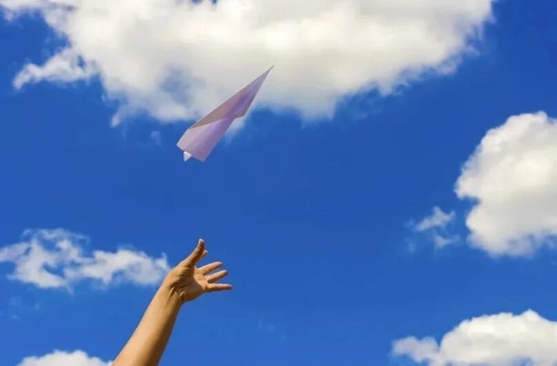 Мой бумажный самолет отправляется в полет. Бумажный самолетик в небе. Бумажный самолетик в полете. Запуск бумажных самолетиков. Запускает самолетик.