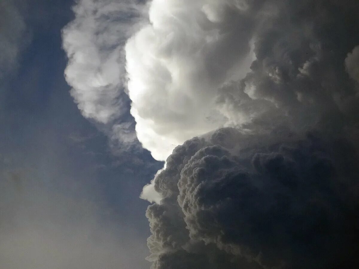 Странные облака. День пролетающих облаков. Облака. Облака gif. Вес облака на небе.