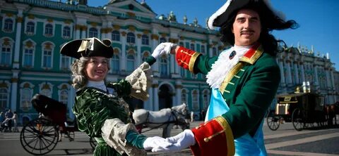 Люди в костюмах в питере