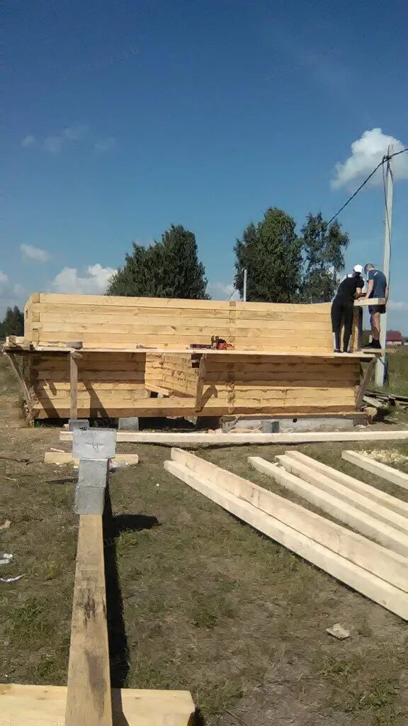 Укладка бруса работ. Укладка бруса работ. Сборка дома из бруса. Профильный брус. Правильная укладка бруса на баню.