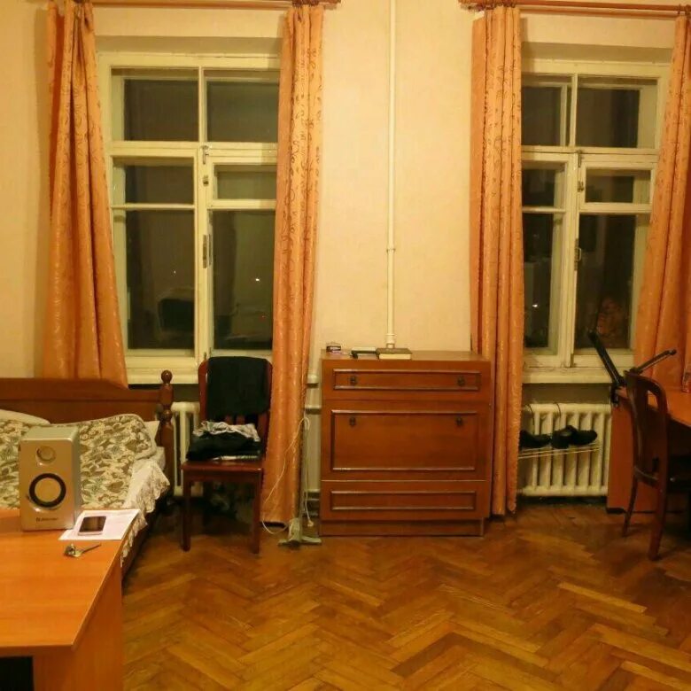 Комната в сталинке с двумя окнами.