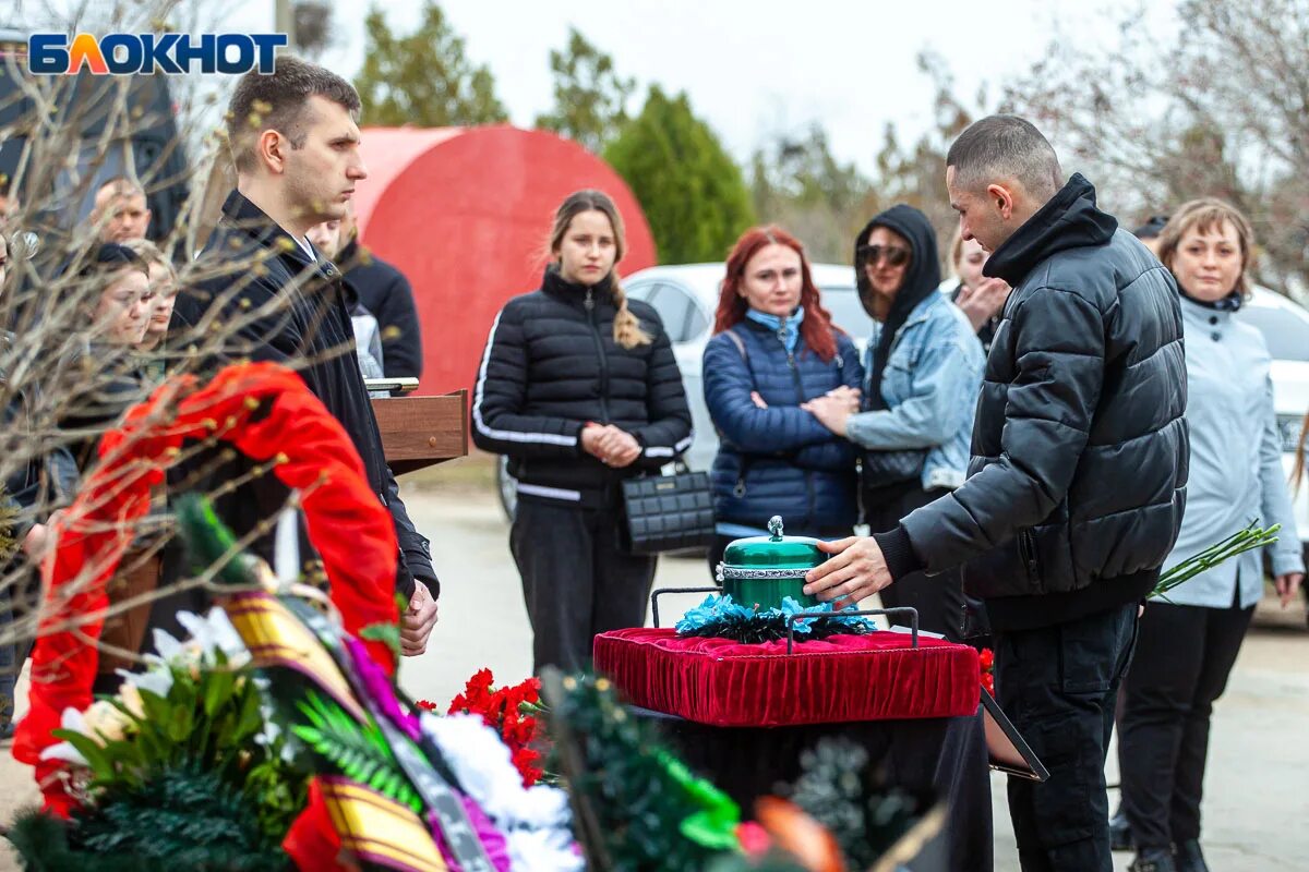 Даты рождения погибших в крокусе. В Волжском простились с Владиславом Шабуниным, погибшим в Хо. Похороны Олега Плотникова.