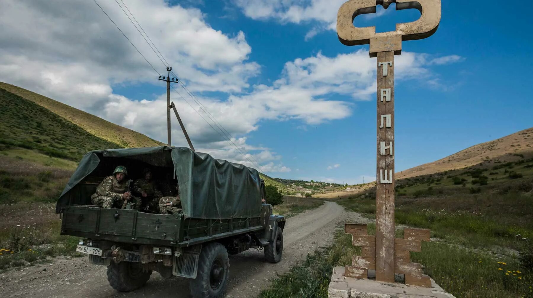 Что такое карабах. Памятник на границе Армении и Арцаха. Карабах. Нагорный Карабах. Нагорный Карабах горы.