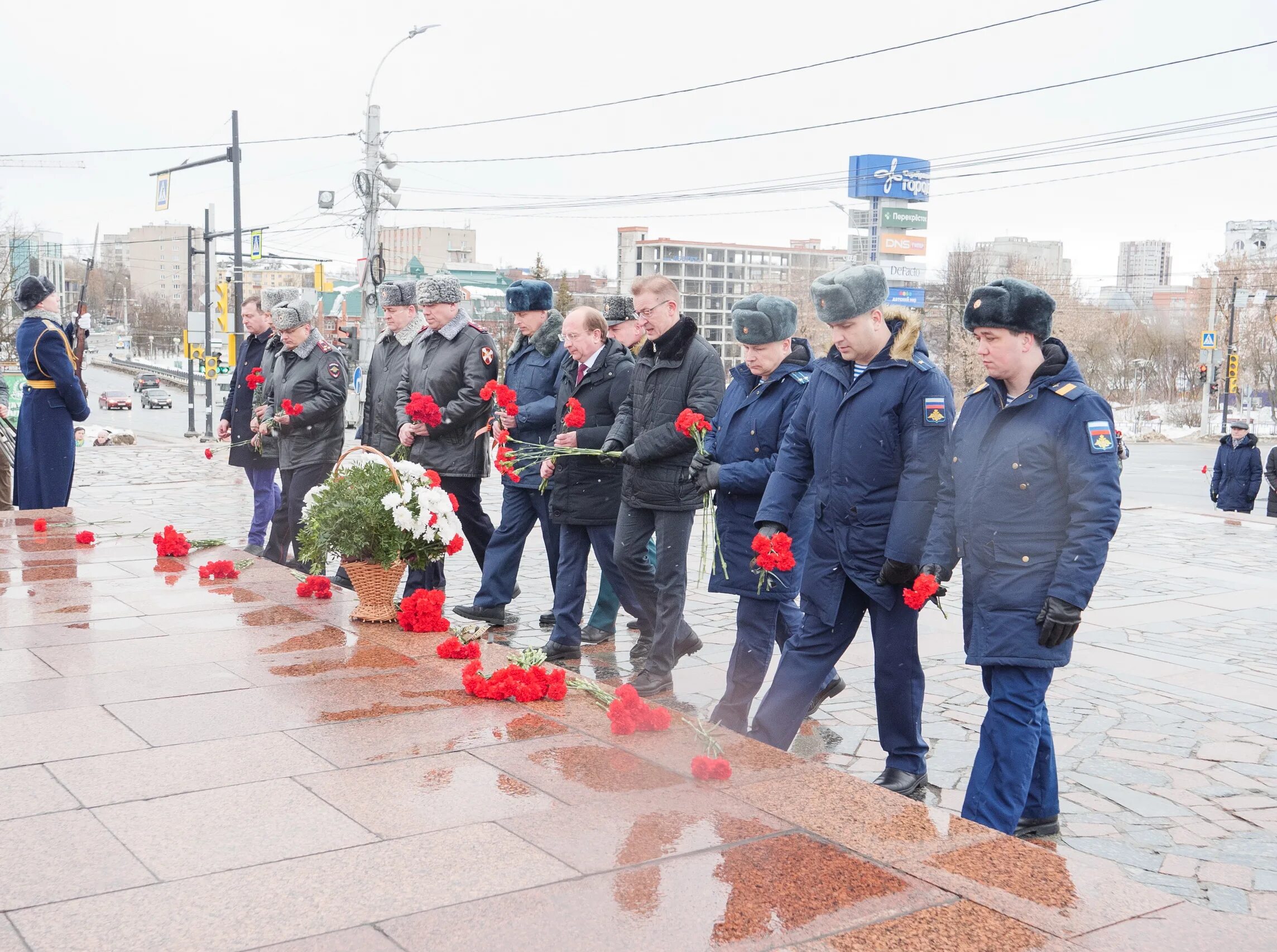 23 февраля иваново. Мемориал героям фронта и тыла Иваново возложение. Возложение цветов 23 февраля Москва. Митинг с возложением к 23 февраля. 23 Февраля Пермь возложение.