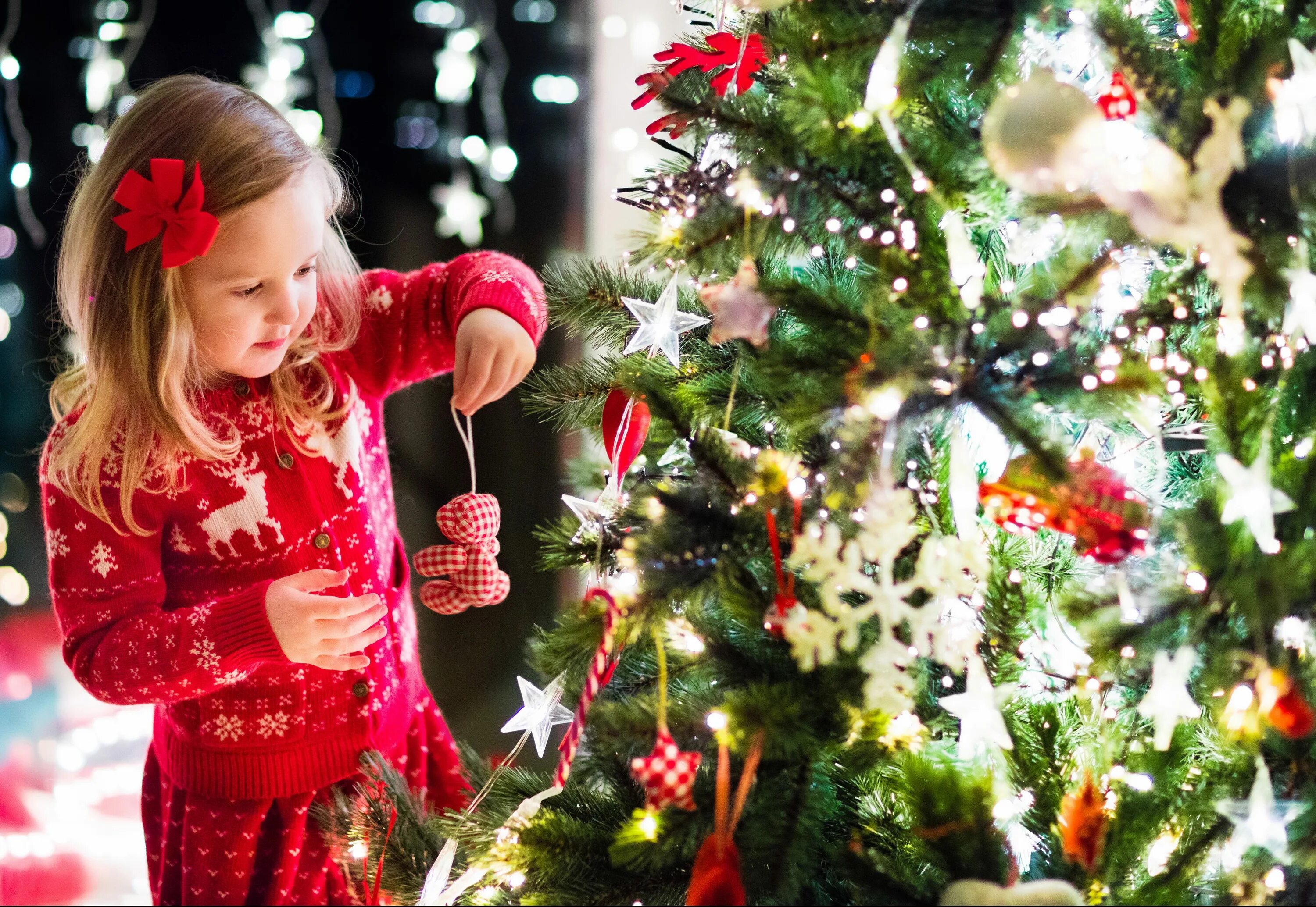 Никитин у новогодней елки. Дети наряжают елку. Новый год дети. Наряжаем елку. Девочка наряжает елку.