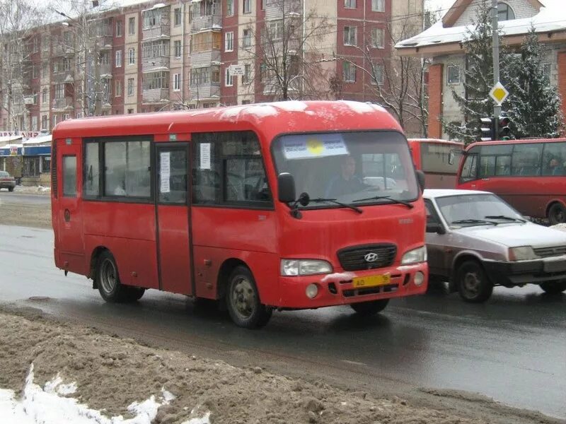Красная маршрутка. Красный автобус Казань. Маленький красный автобус. Красные автобусы Казань 4.