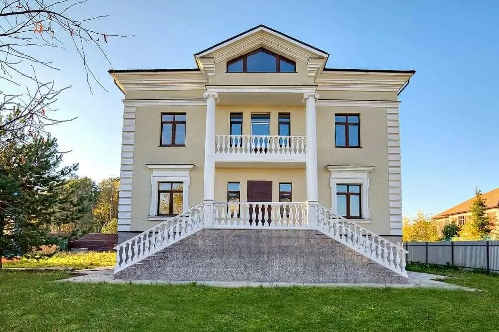 красивый дом. особняк в стиле неоклассицизм. коттедж во французском стиле шато. посёлок конча-заспа. дом ковид.