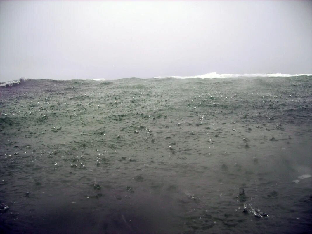 Море под дождем. Дождь на море. Осадки над океаном. Дождь на море. Дождь на море.