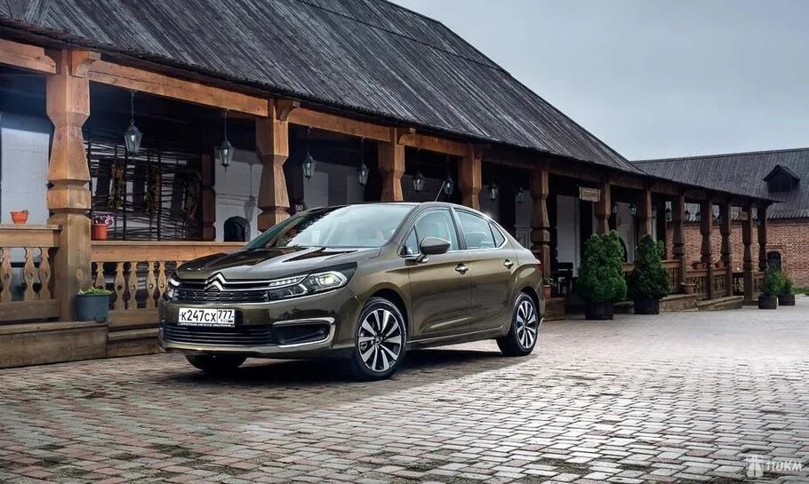 Тест драйв ситроен. Ситроен с4 седан. Citroёn c4 седан. Ситроен с4 седан фото. Военный Ситроен.