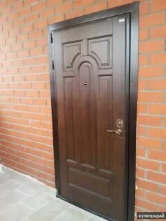 Установленная металлическая дверь