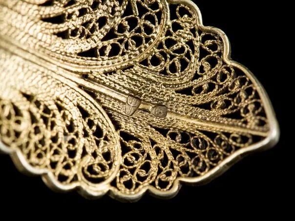 Технологию изготовления изделий в технике джутовая филигрань. Что значит филигранно. Филигранно это что значит простыми словами. Оклад скань филигрань эмаль. Элементы филиграни.