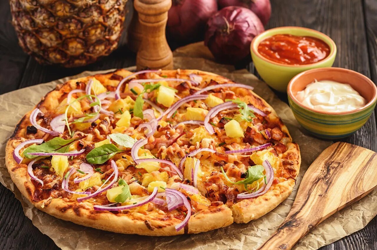 самая вкусная пицца. пицца с зеленью. итальянская пицца. пицца мясная с моцареллой. пиццерия марсель.