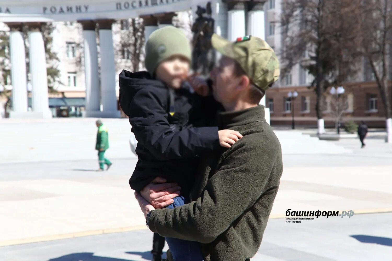 Встреча солдата. Солдат вернулся домой. Российский солдат. Солдат в отпуске.