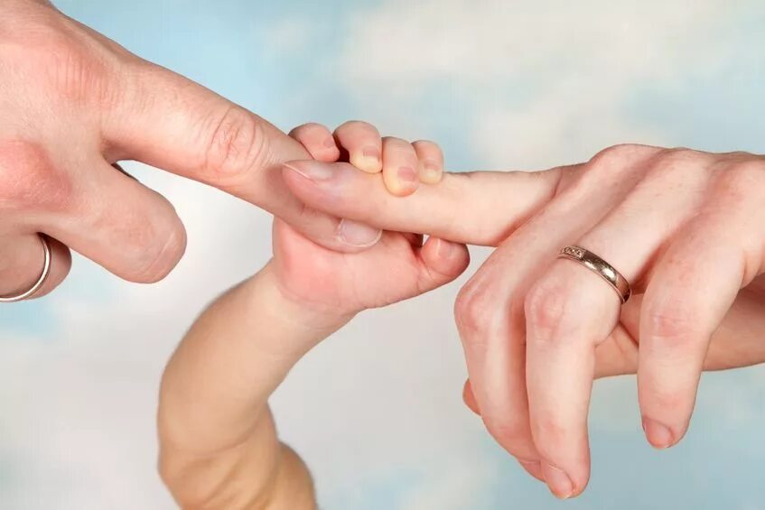 семья с младенцем. ладони семьи. руки родителей и детей. мама с малышом на руках. мама папа и ребенок.