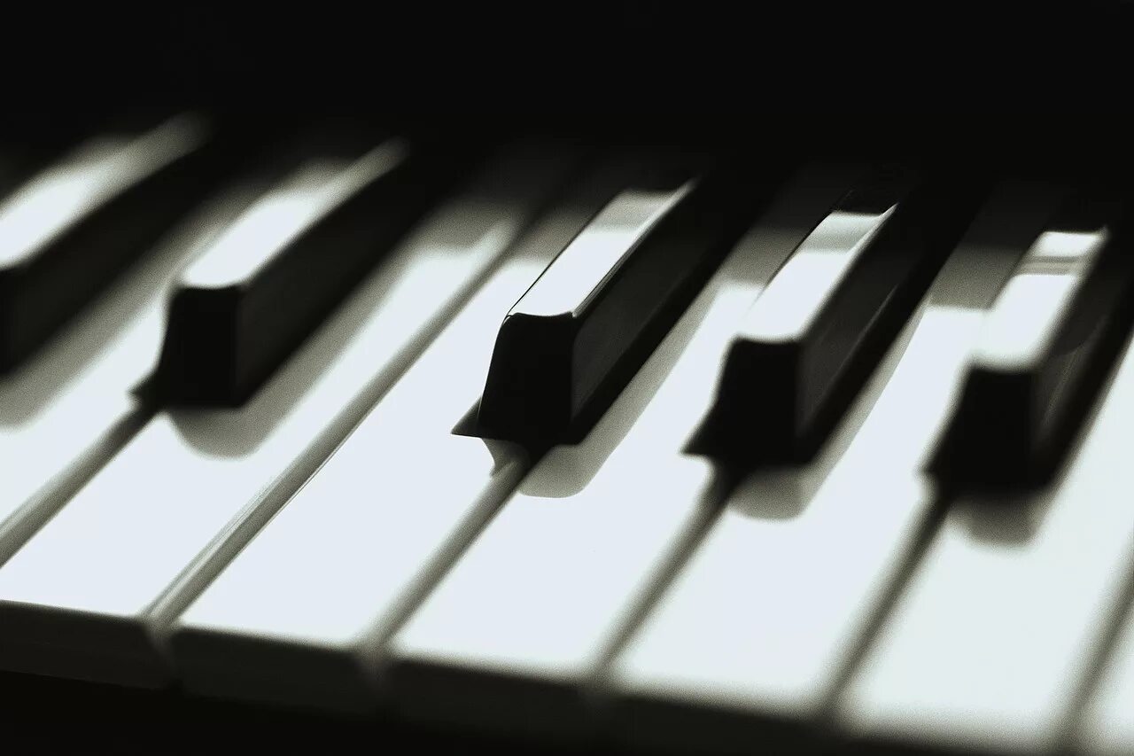 Клавиши фортепиано. Клавиатура рояля. Пианино. Фортепиано. Воровке музыка