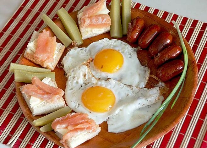 Завтрак для мужчины. Вкусная домашняя еда. День поесть. Вкусного обеда прикольные. Обед из трех блюд.