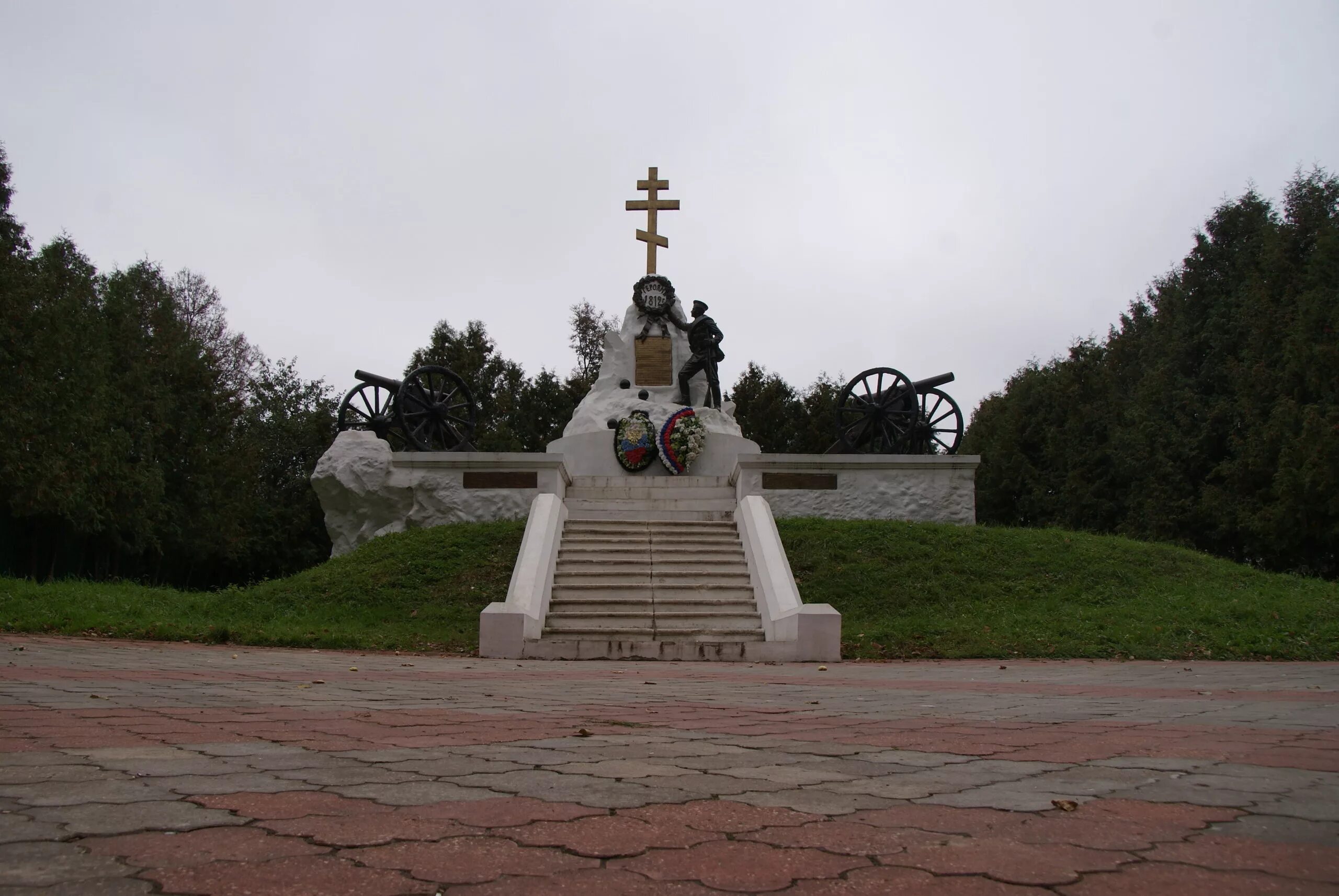 Памятники культуры калужской области. Малоярославец парк Победы. Памятники Малоярославца. Малоярославец памятники в парке 1812 года.