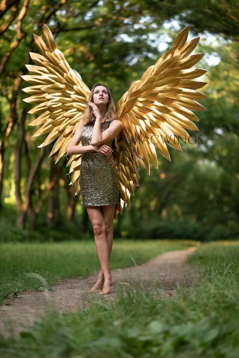 Золотистые крылья. Большие Крылья ангела. Золотые Крылья. Девушка с золотыми крыльями. Красивые золотые Крылья ангела.