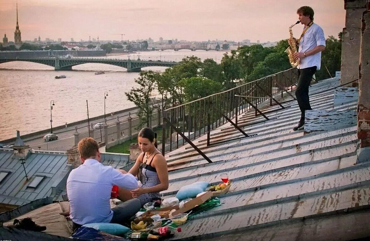 Сходить погулять с друзьями. На крыше. Романтическая крыша. Романтические места города. Романтик на крыше.