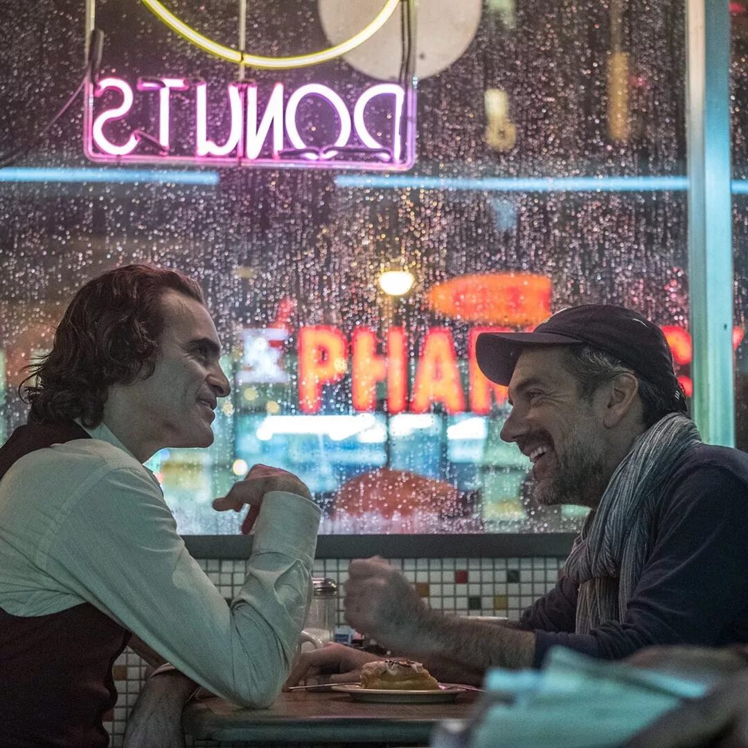 Со съемок джокера. Хоакин феникс джокер кадры со съемок. Хоакин феникс джокер съемки. Джокер 2 безумие на двоих. Джокер актер хоакин феникс.