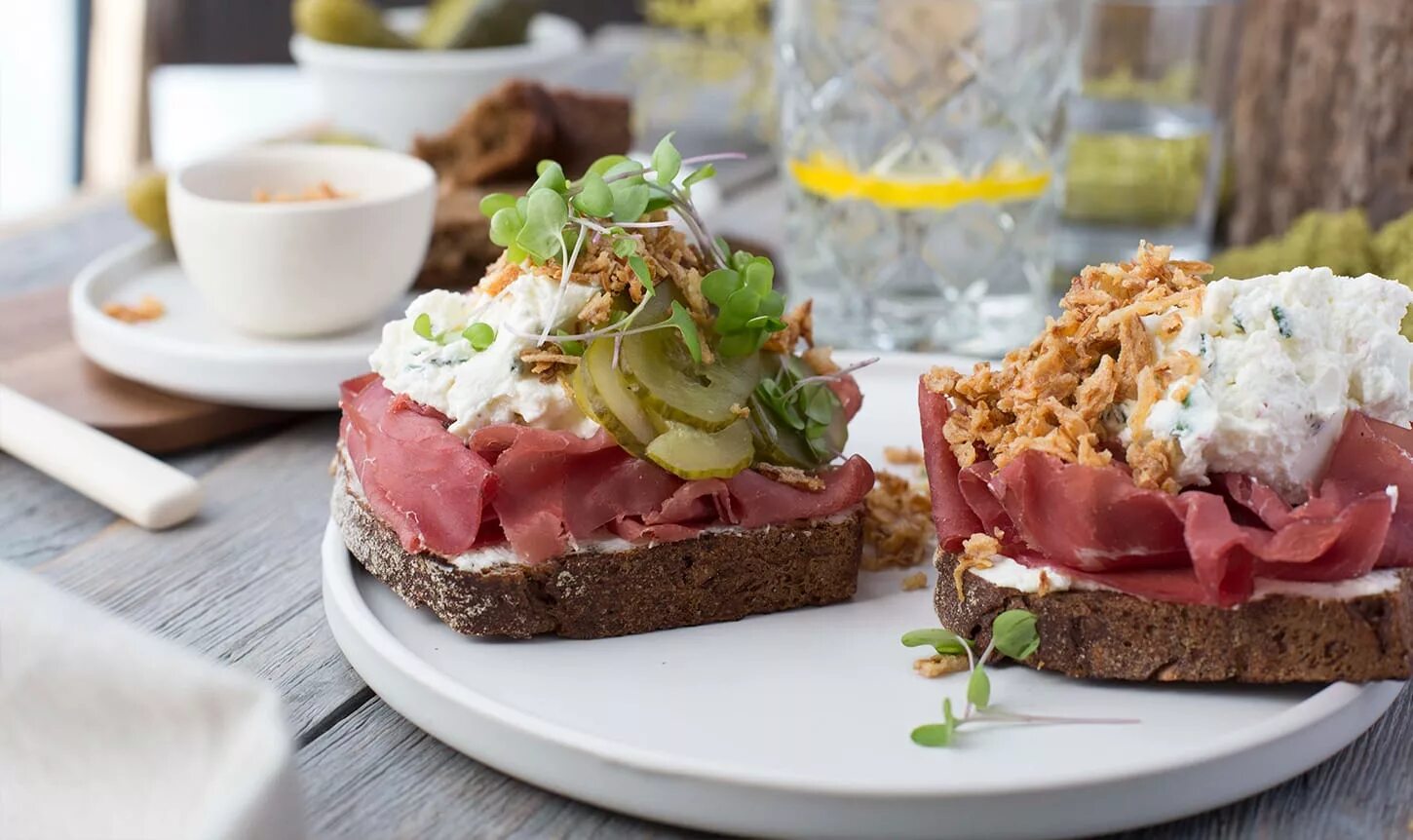 Сморреброд (smørrebrød). Датский бутерброд смерребред. Сморреброд с ростбифом. Датский бутерброд смерребред. Датский сморреброд с сельдью.