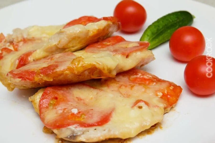 Запеченное куриное филе с помидорами и сыром. Куриное филе с помидорами и сыром. куриная грудка с помидорами и сыром. куриное филе запеченное с помидорами и сыром. грудка запеченная с сыром.