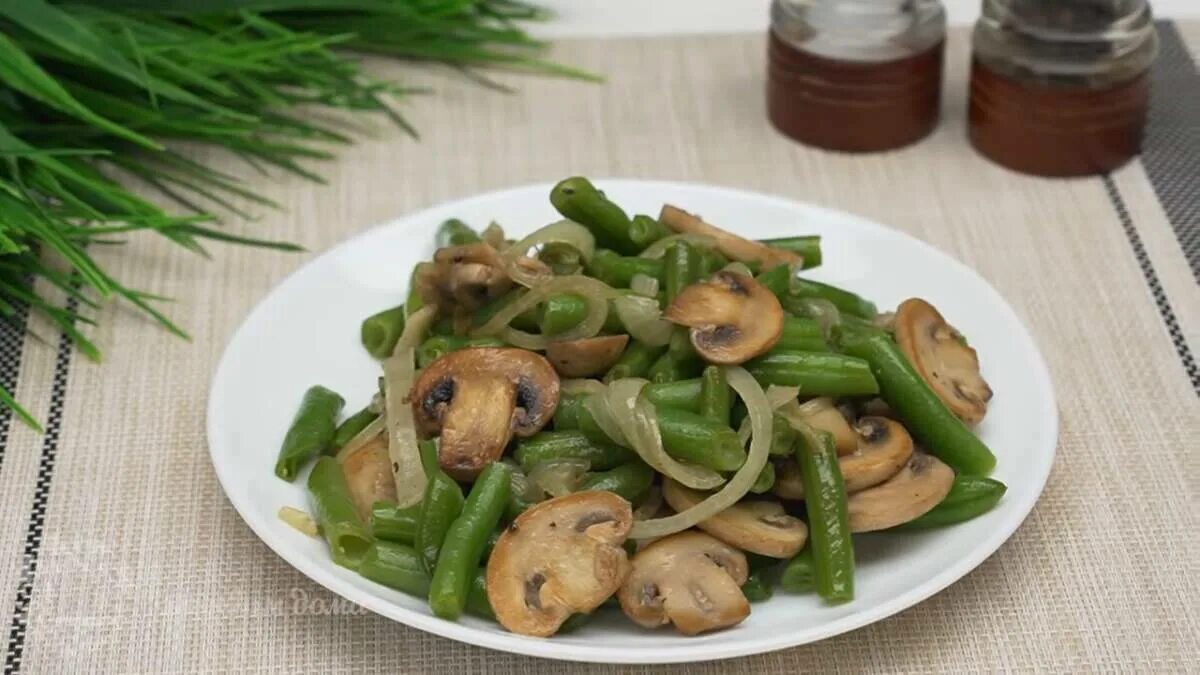 Теплый салат со стручковой фасолью. Стручковая фасоль кан шао. Салат с шампиньонами и стручковой фасолью. Теплый салат с фасолью. Салат стручковая фасоль с грибами.
