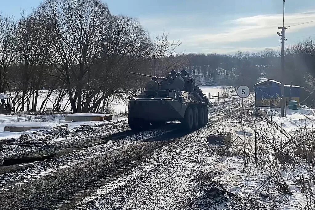 Украинская Военная техника. Колонна военной техники. Российские танки на Украине. Украинские бронемашины. Реальное время новости боевых действий